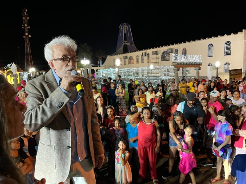 Moacyr Franco se diverte com o público em Narandiba