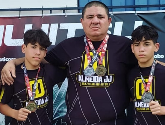 Papai Barros com os filhos, um ano de superações e conquistas nos tatames Brasil afora