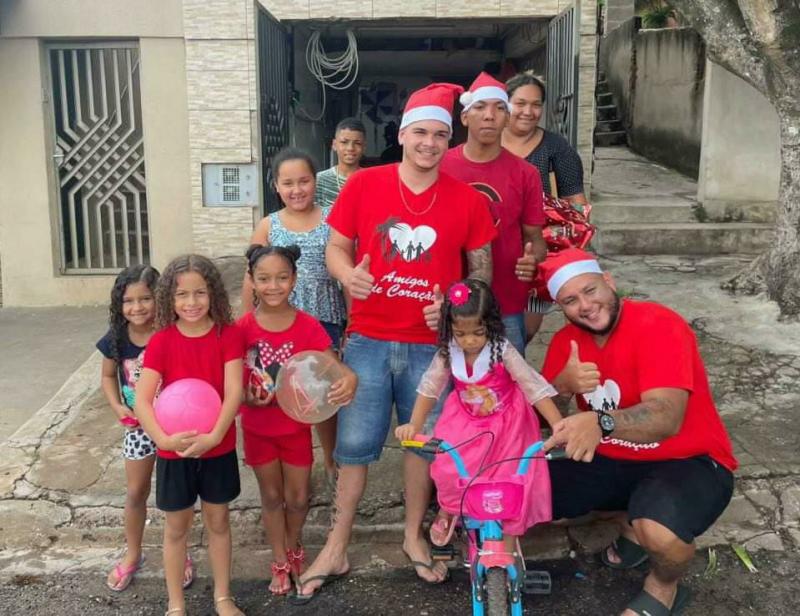 Grupo de amigos começou o projeto para deixar o Natal das crianças carentes mais bonito