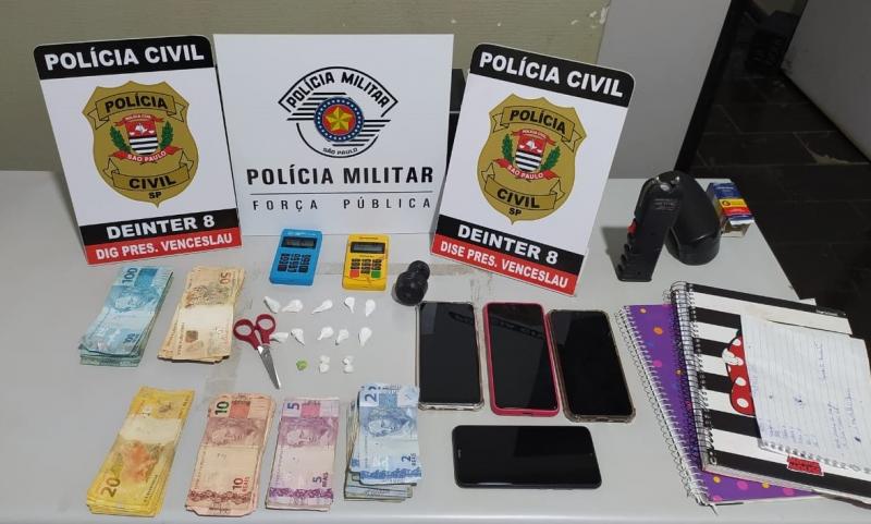 Policiais civis apreenderam porções de cocaína e crack, telefones celulares, máquinas para cartão e R$ 6.076 em espécie