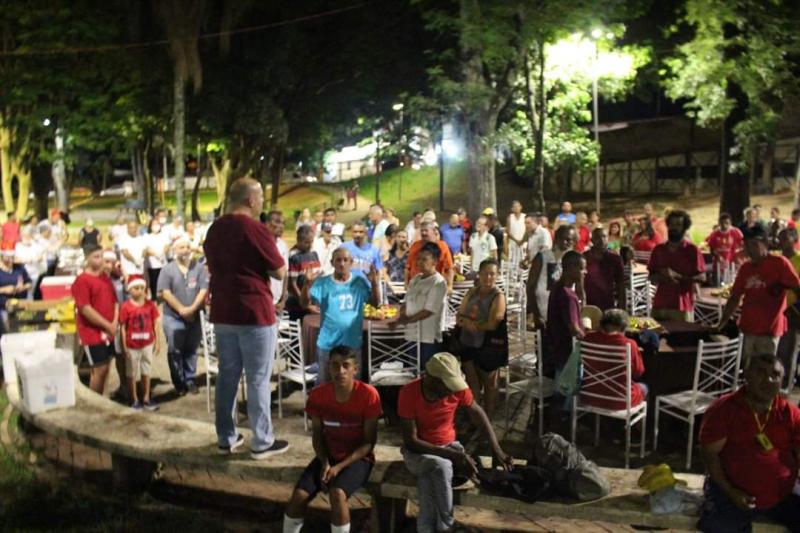 Todos se sentaram à mesa para a ceia de Natal; Deus olha por todos através próprio menino Jesus