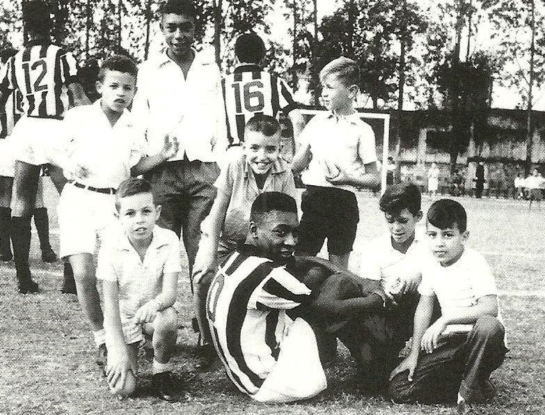 Registro de quando Pelé jogou pela 1ª vez em Prudente, em 1958, contra a Prudentina; foto faz parte do acervo do finado Valter Sabino, o Valtinho da Caiuá, figura marcante do futebol amador de Prudente