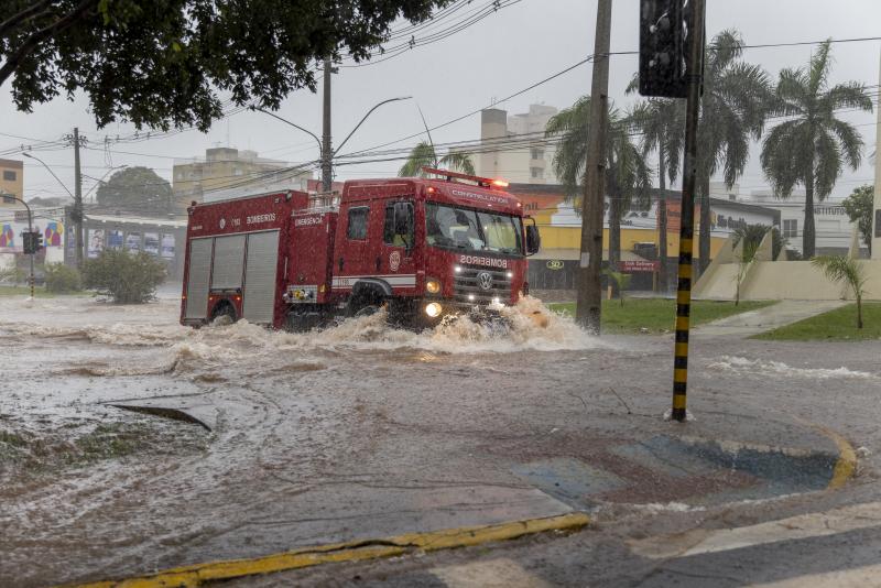 Chuva registrada nesta segunda causou alagamento no Parque do Povo