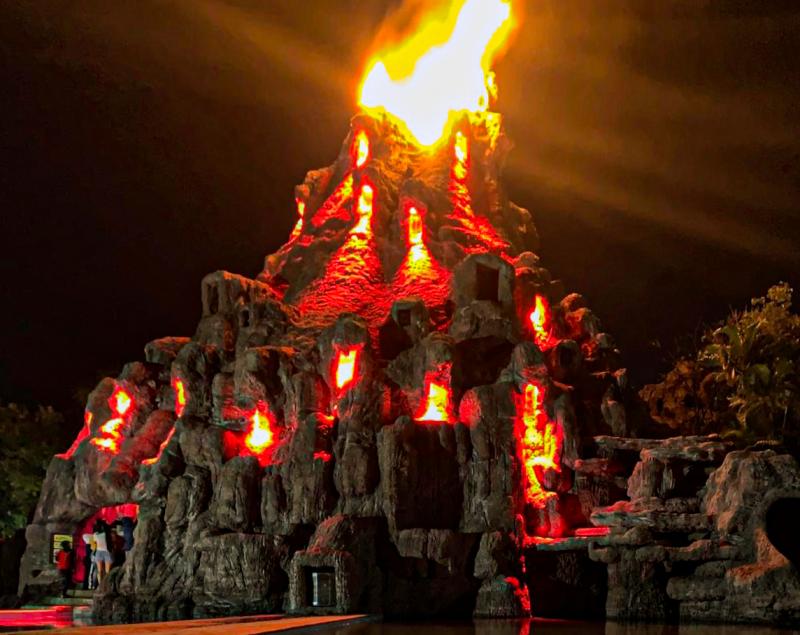 Vulcão Terra Parque entra em erupção, com um show de efeitos audiovisuais e fogo de verdade, deixando todos de boca aberta