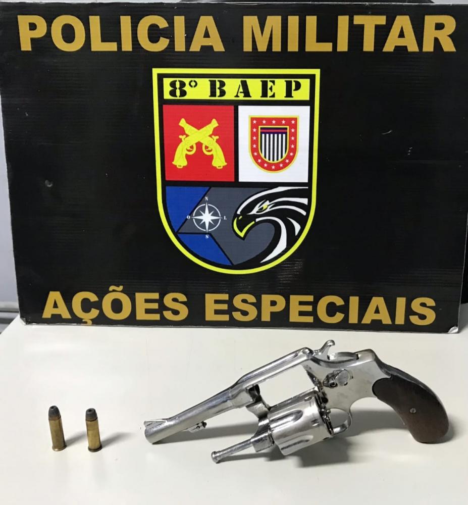 Revólver calibre 38, com numeração suprimida, estava em gaveta de guarda-roupa