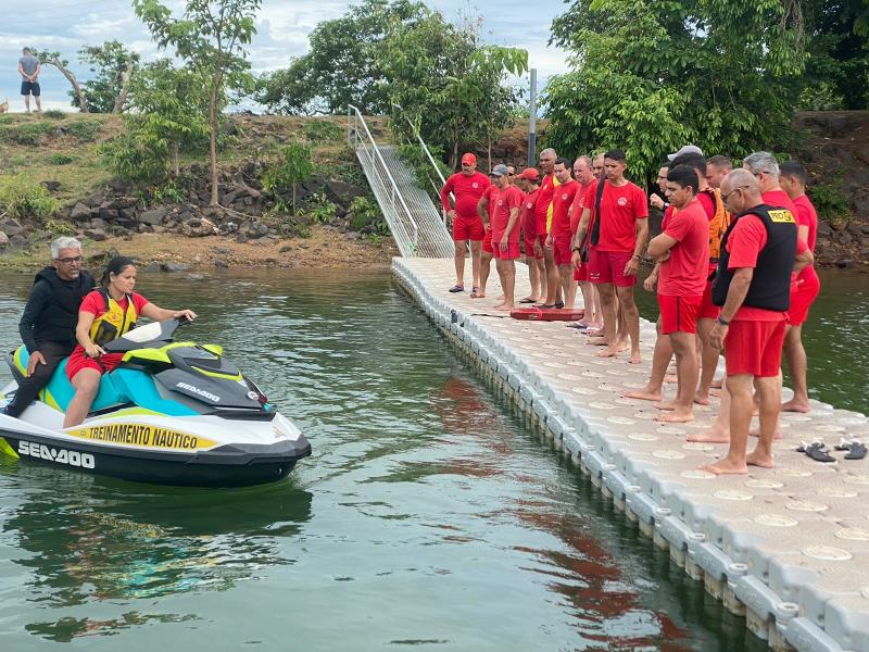 Bombeiros de Rosana participam de curso de habilitação em jet ski