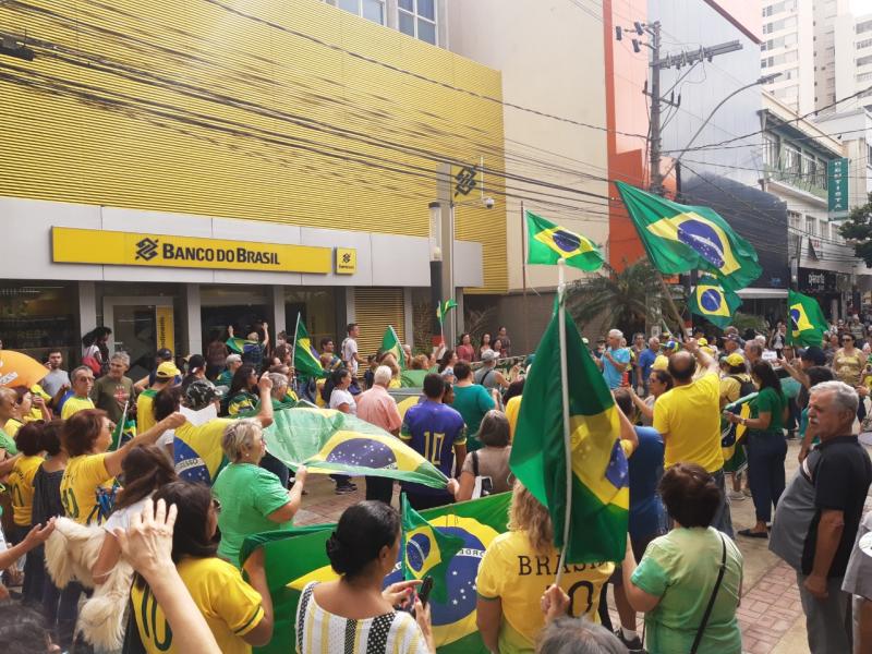 Manifestantes percorreram área central da cidade bradando gritos de ordem como: “o povo unido jamais será vencido”