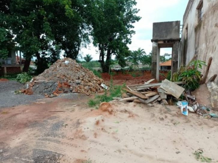 Alguns moradores não se preocupam em fazer o descarte correto do entulho de material de construção