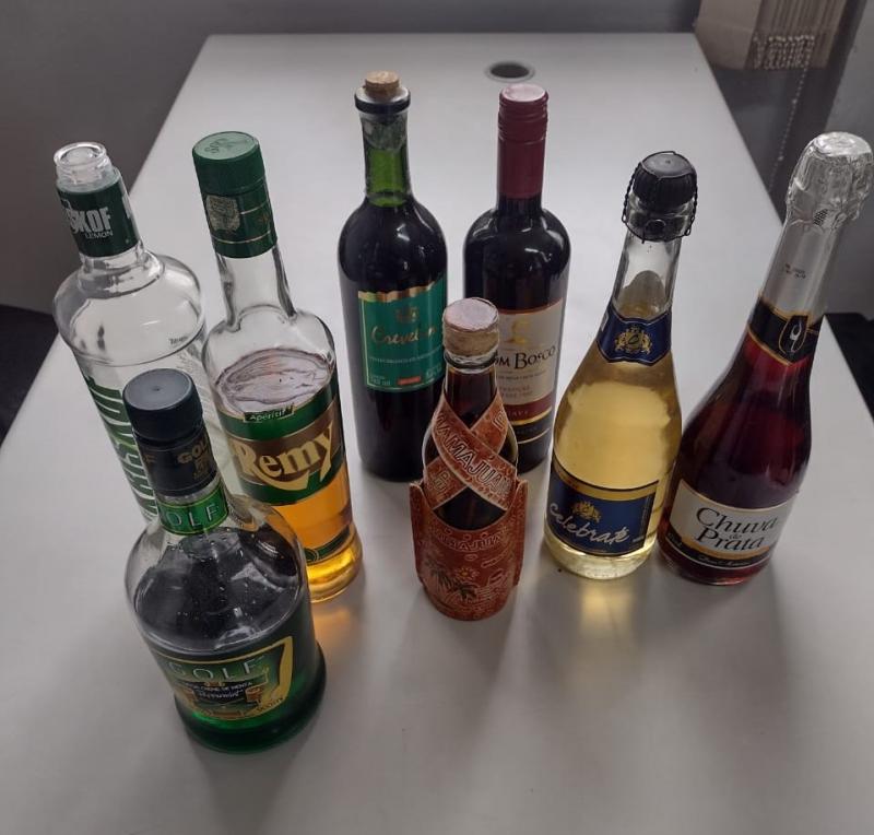 Polícia conseguiu recuperar oito das 12 garrafas furtadas em bar na Vila Nova, em Prudente