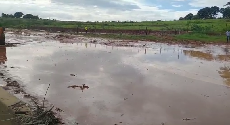 Sentido leste da rodovia foi totalmente interditado devido à presença de lama
