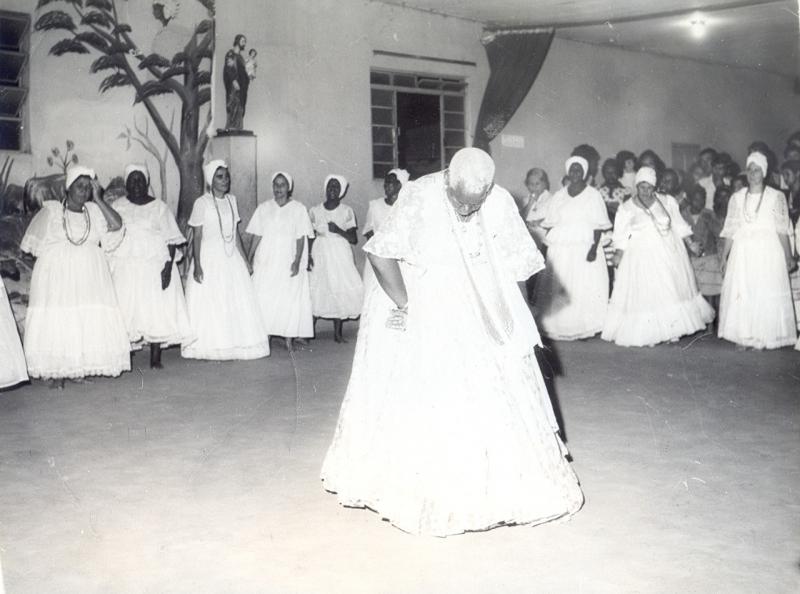 Ao centro, dona Lazinha é rodeada por várias mulheres e todas dançam