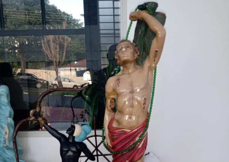“Okêarô” é saudação utilizada para Oxóssi, que, no sincretismo com o catolicismo, representa São Sebastião  