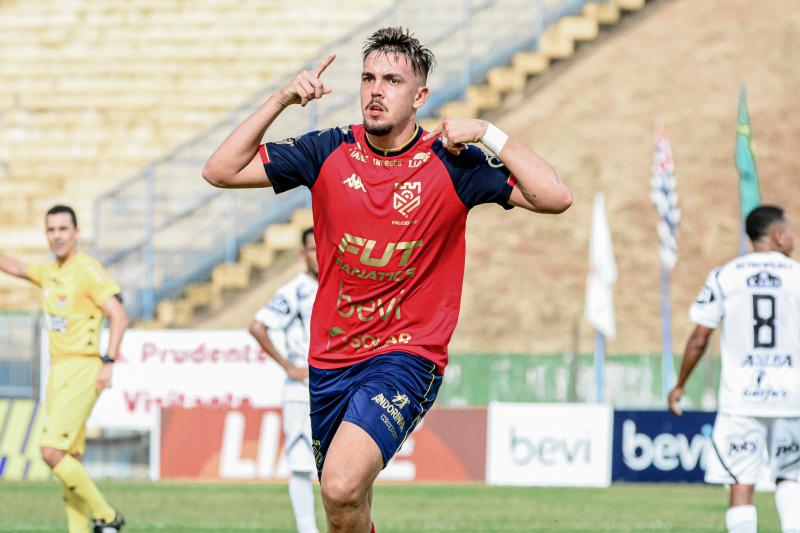 Craque do jogo, Bizaus anotou 2 contra o Votuporanguense; com a camisa azul-grená, defensor chegou a 5 gols em 11 partidas 