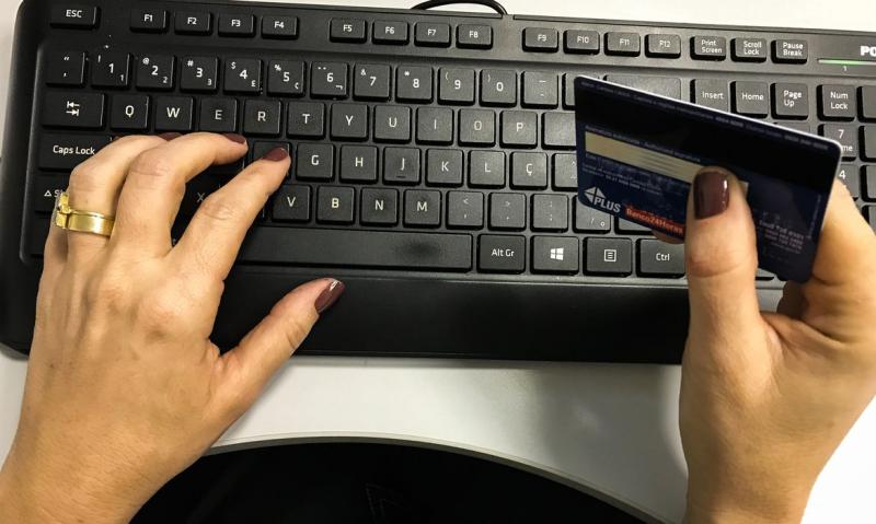  Cartão de crédito se tornou principal aliado da inadimplência, aponta economista