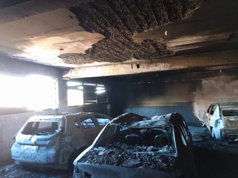 Três veículos foram totalmente queimados pelas chamas, que começaram por volta das 22h30