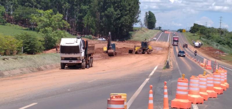 Trânsito da pista leste está sendo desviado para pista oeste e, após 600 m, veículos retornam à direção de origem