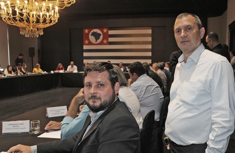 Prefeito de Pirapozinho, Lucas Padovan dos Santos Pavani e o vereador Claudinei Dinello durante agenda na capital paulista