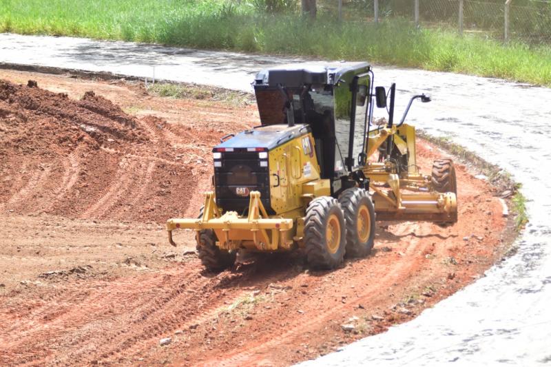 Máquinas já estão novamente na pista de atletismo para finalização da obra de reforma