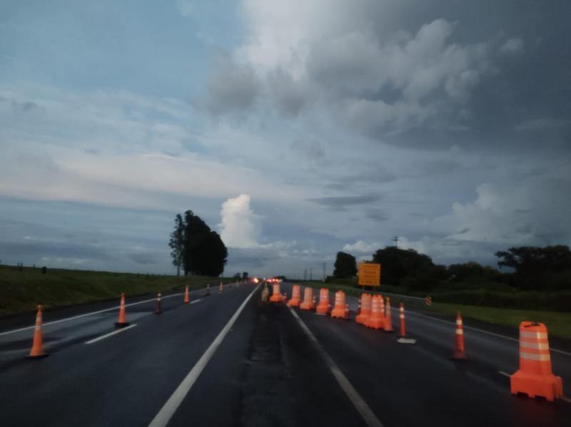 Trânsito da pista leste está sendo desviado para pista oeste, e, após 600 metros, veículos retornam à mão de direção de origem