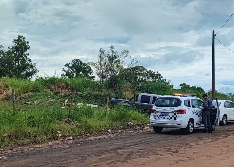 Infrator foi flagrado enquanto despejava lixo à beira de estrada