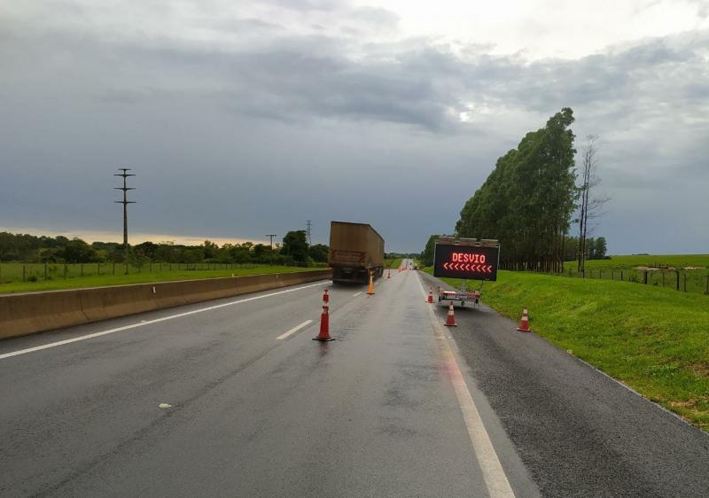 Imbróglio entre interdições e liberações do trecho sentido leste na altura do km 629 da SP-270, em Venceslau, se estende há cerca de três semanas