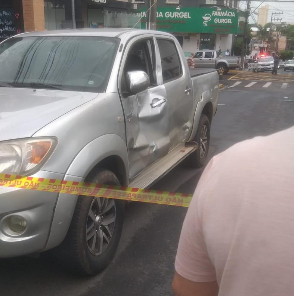 Câmera de monitoramento de estabelecimento comercial próximo ao cruzamento captou o momento do acidente