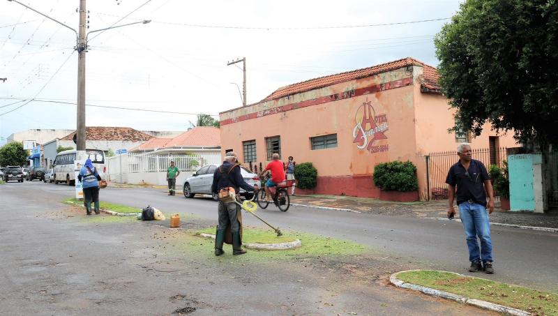 Equipes da secretaria de Manutenção e Serviços fazem a roçagem e limpeza de espaços públicos em Rancharia