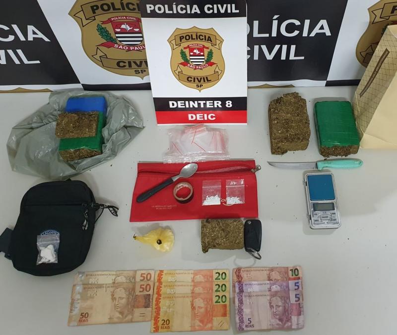 Policiais apreenderam porções de maconha e cocaína, balança de precisão, petrechos para embalar entorpecentes e dinheiro em espécie