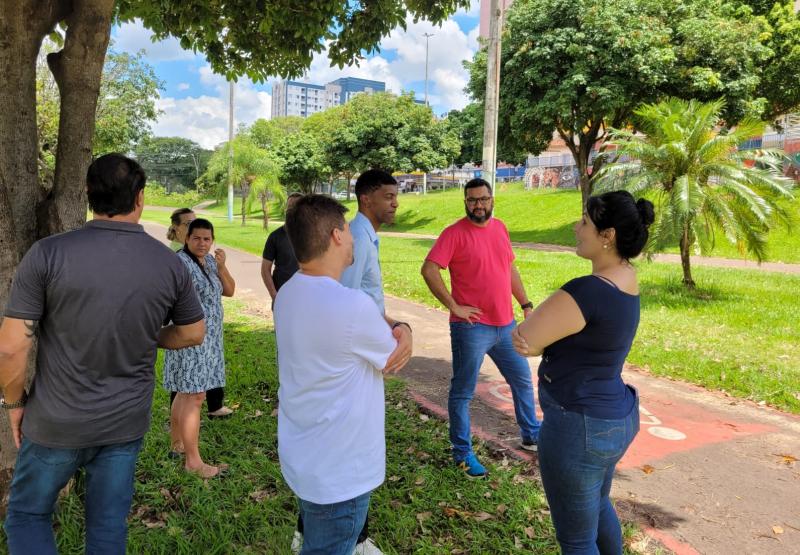 Membros da comissão se reuniram ontem no local