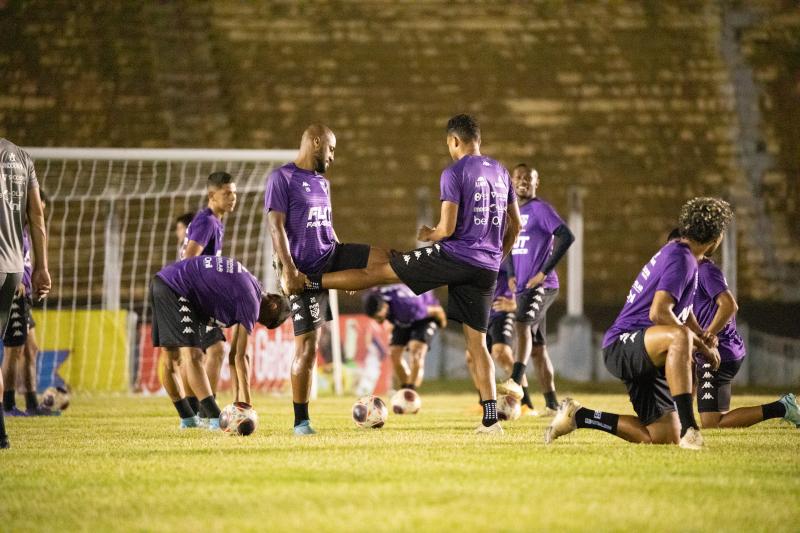 Ontem, elenco do Grêmio Prudente treinou à noite no Prudentão, palco do duelo de amanhã