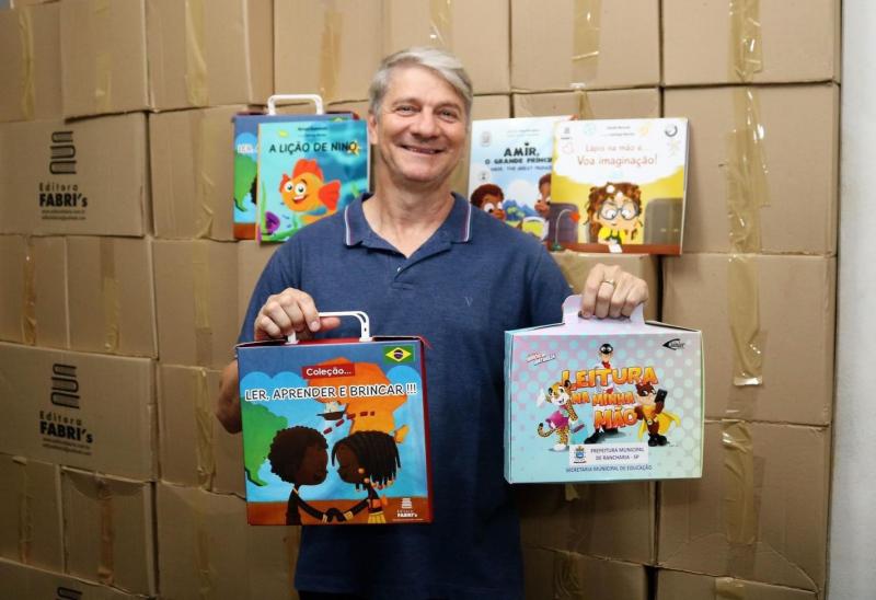 Prefeito Marcos Slobodticov (União Brasil) fez questão de conferir os materiais