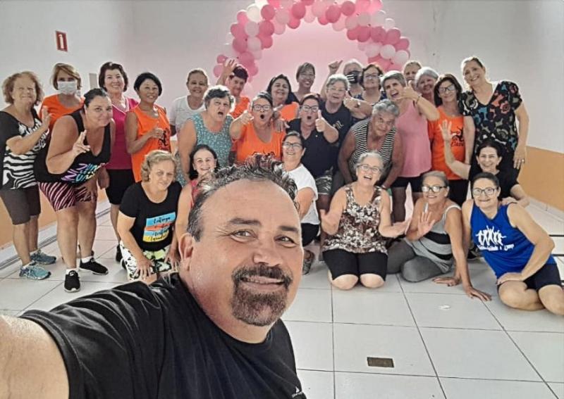 Galera animada na volta das atividades de dança em Santo Anastácio