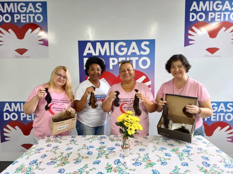 Eliana Rojas, Elisabete Abril, Sonia Macedo, do grupo Almofadas do Coração e a assistente social Maju, do Grupo Amigas do Peito