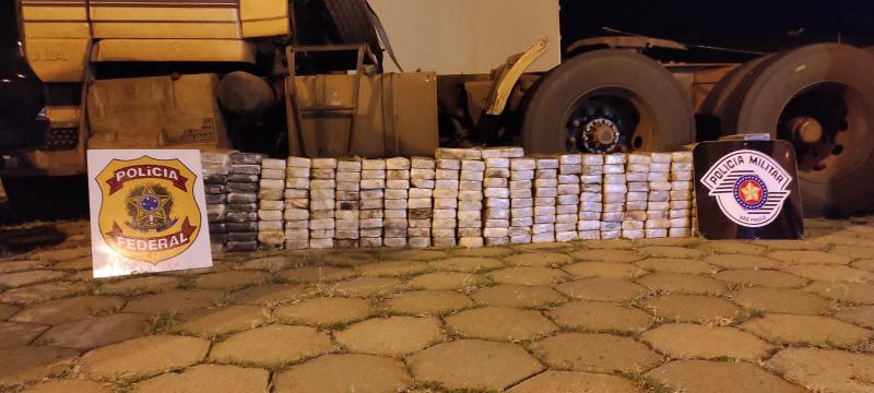 Apreensão de carga de cocaína ocorreu nesta segunda, no pátio de um posto de combustíveis na SP-425, em Pirapozinho
