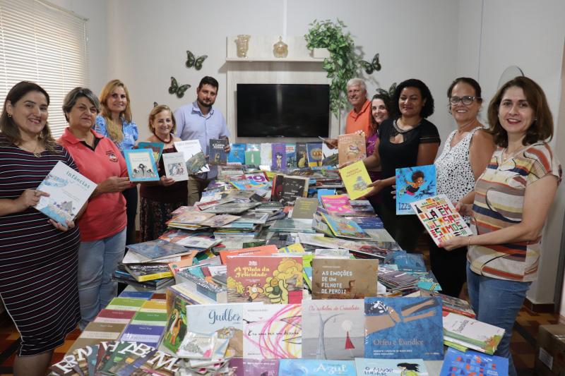 Sesi doa 760 livros para escolas municipais de Pirapozinho
