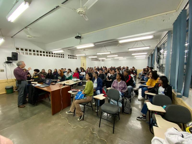 Turmas do 2º e 3º ano do ensino médio participam de preparação pré-vestibular