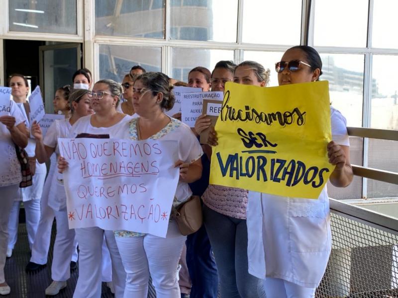 Em Prudente, trabalhadores da enfermagem se concentraram na rampa do Paço Municipal com cartazes para cobrar a reivindicação ao poder público