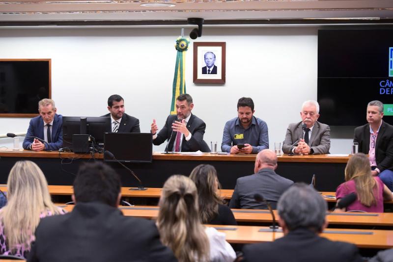 Deputado Marangoni, com os prefeitos, na Câmara dos Deputados; na mesa, o prefeito de Prudente e presidente da Unipontal, Ed Thomas, e o prefeito de Machado e presidente do Ciop, Roger Gasques