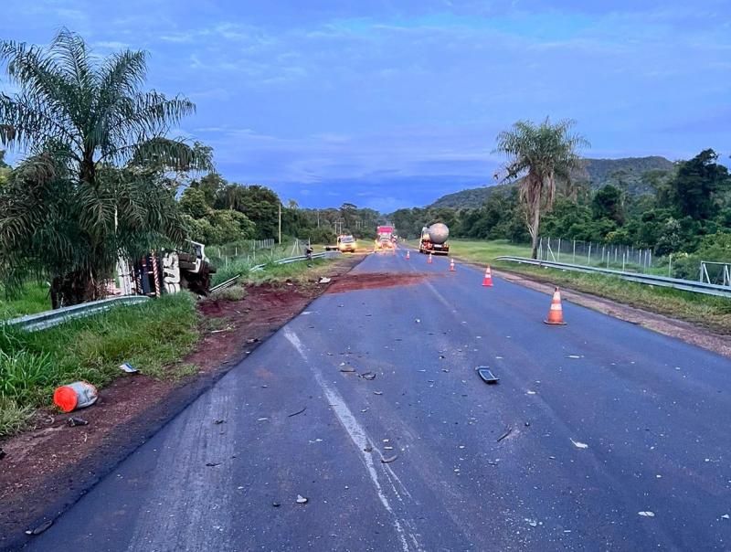 Colisão frontal envolvendo caminhão e automóvel tracionando um reboque ocorreu na madrugada desta quinta-feira