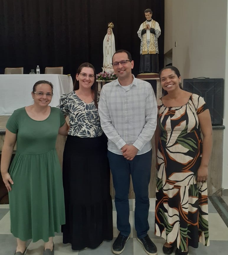 Mariana Ottoboni Tavares, Geisa Carla Minca Campioni Guilherme e Sabrina Magalhães Martins, membros do Instituto Regina Mater, ladeiam Felipe Nery