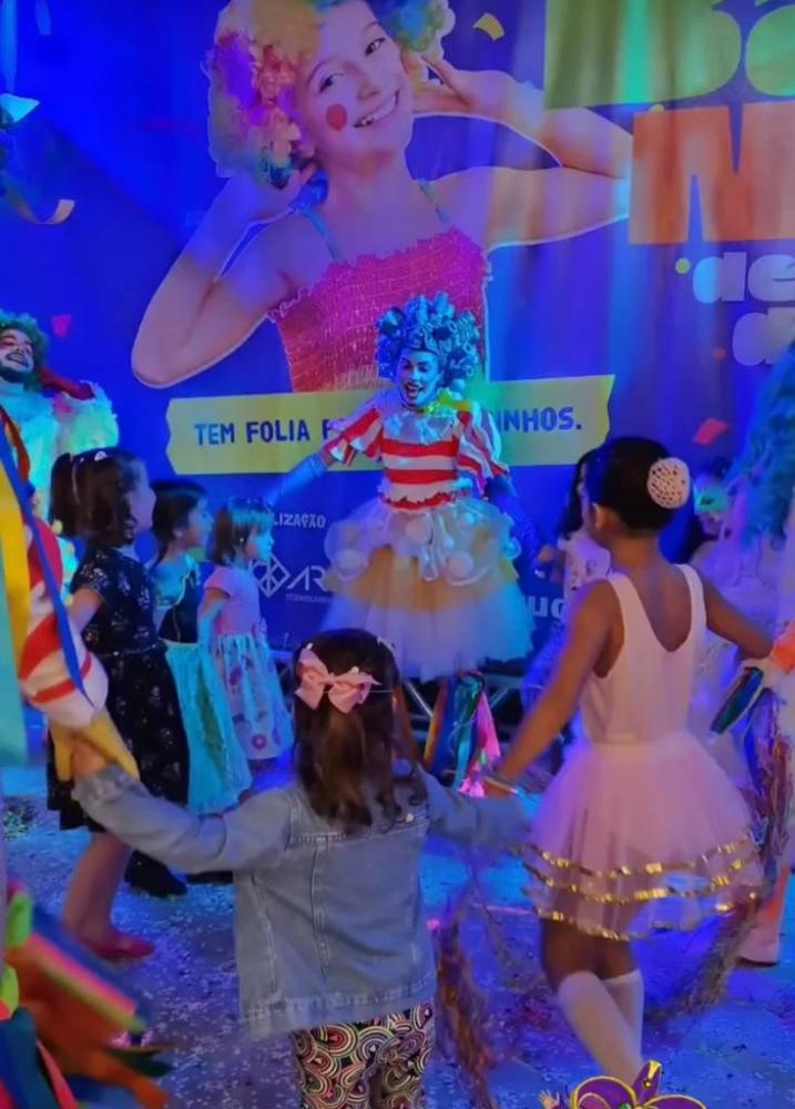 Palhaços carnavalescos entraram na festa com a garotadinha