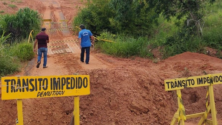 Local foi interditado com fitas zebradas, placas e morros de terra