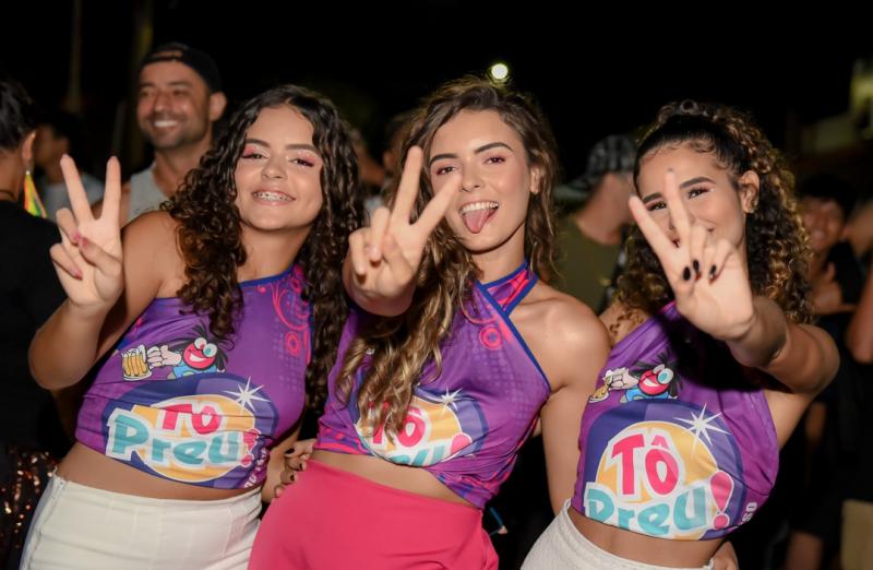 Angélica, Maria Emília e Larissa, do Bloco Tô Preu, foram destaques da noite