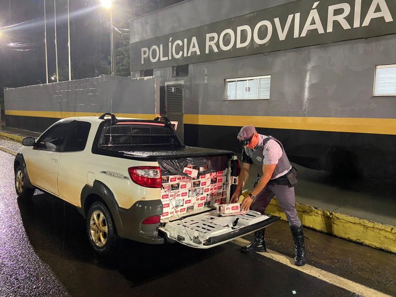 Durante vistoria no carro, agentes localizaram 20 caixas de cigarros de origem estrangeira e sem documentação fiscal