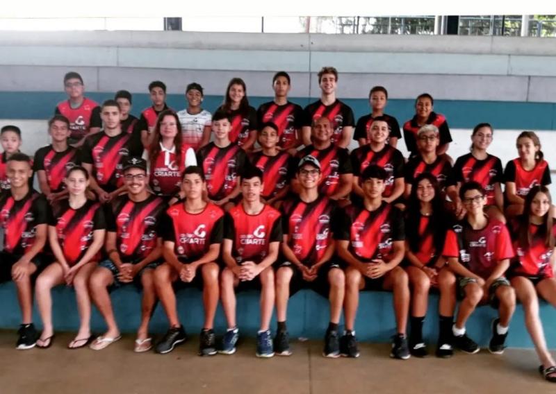 Equipe técnica da Semepp com alguns dos nadadores que competem amanhã