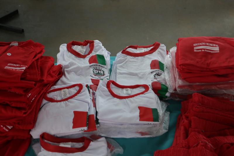 Kit escolar para alunos da rede municipal de ensino de Mirante do Paranapanema contém uniforme e material escolar