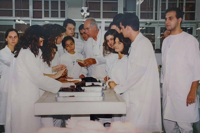 Foto da década de 1980 mostra o professor Dr. José Carlos Prates numa das aulas de anatomia com alunos da Faculdade de Medicina de Prudente
