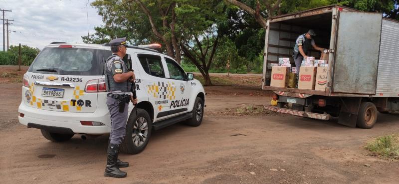 Equipe policial realizou abordagem a um caminhão-baú, com placas de Recife (PE), na manhã desta terça