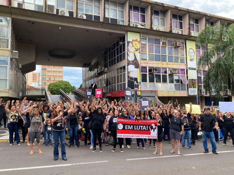 Profissionais se manifestaram durante todo o dia em frente à rampa da Prefeitura