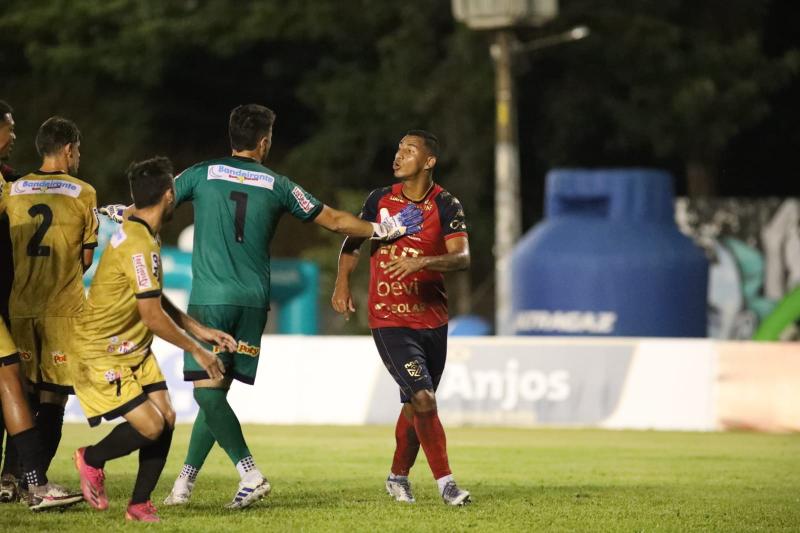 Jogadores do Grêmio Prudente se revoltaram com a equipe de arbitragem após o apito final 